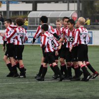 AB JO13-2 – Oranje Wit JO13-1: Treurig herfstweer passend bij krappe 2-1 winst